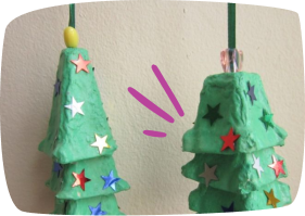Juletre laget av eggekartonger